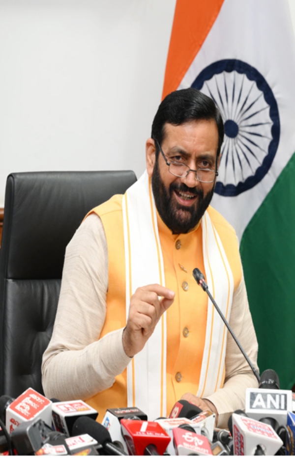 हरियाणा के मुख्यमंत्री नायब सैनी अधिकारियों से बातचीत करते हुए