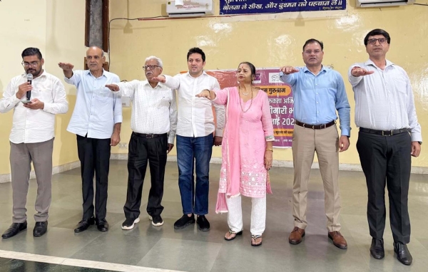 गुरुग्राम के सी.आर. मॉडल स्कूल में स्वच्छता की शपथ दिलातीं मेयर राजरानी मल्होत्रा।
