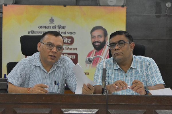 वीडियो कॉन्फ्रेंस के दौरान नगर निगम के अतिरिक्त आयुक्त विवेक चौधरी