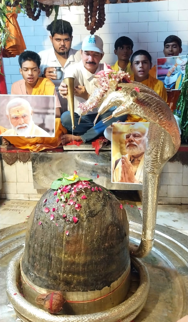 वाराणसी में प्रधानमंत्री के आने के पूर्व महादेव का रूद्राभिषेक