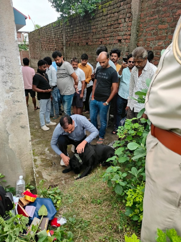 डॉग स्क्वॉड के सहारे छानबीन में जुटी पुलिस
