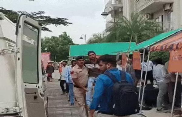 मॉक ड्रिल के दौरान घायल को ले जाते हुए कर्मचारी।