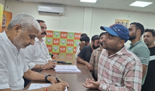 शाम लाल शर्मा ने भाजपा मुख्यालय में जनता दरबार लगाया