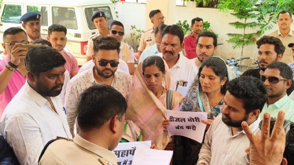 सिटी कोतवाली में पुलिस से चर्चा करते हुए नगर निगम के कांग्रेसी पार्षद।