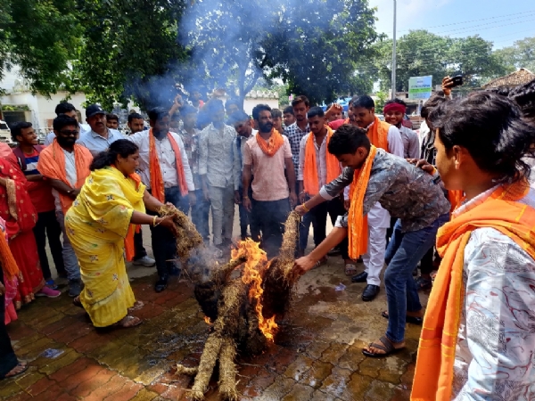 गांधी मैदान में कांग्रेस नेताओं का पुतला फूंकते हुए विहिप और बजरंग दल के पदाधिकारी एवं सदस्य।
