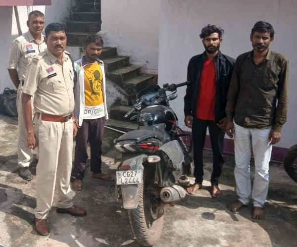 चोरी की बाइक के साथ गिरफ्तार तीनों आरोपित पुलिस हिरासत में।