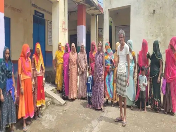 स्कूल में जर्जर छत का प्लास्टर गिरा, ग्रामीणों ने किया विरोध प्रदर्शन