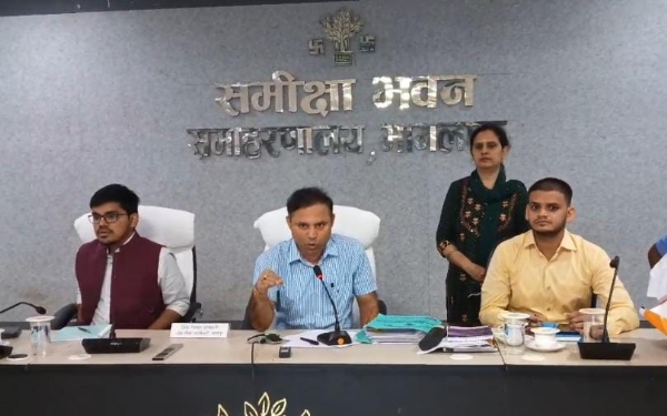 जानकारी देते जिलाधिकारी
