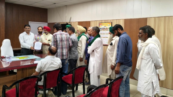 फतेहाबाद। एसडीएम को सीएम के नाम मांग पत्र सौंपते संयुक्त किसान मोर्चा का प्रतिनिधिमंडल।