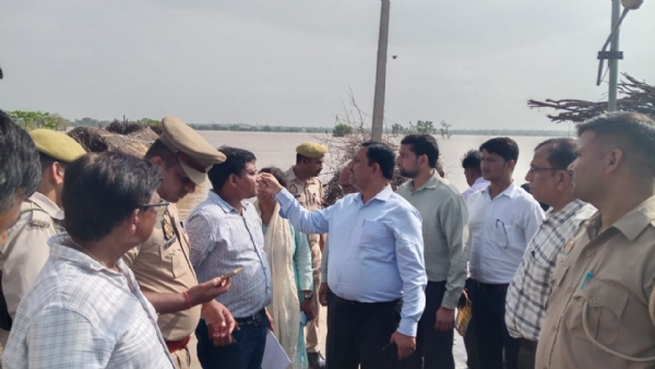 फोटो - बाढ़ क्षेत्र का निरीक्षण करते जिला अधिकारी