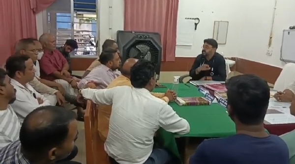 आक्रोशित नगरवासी डॉक्टर से बात करते हुए