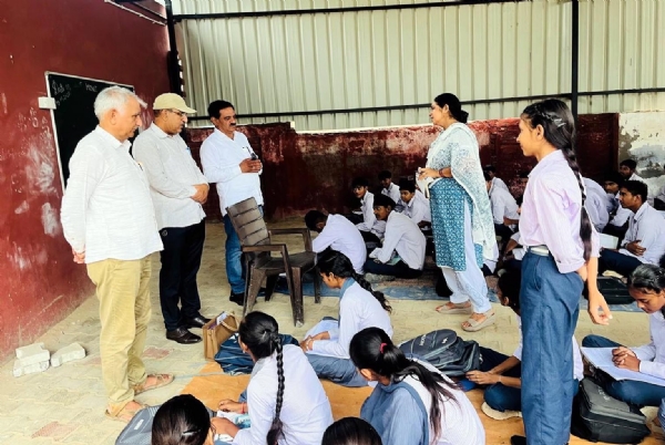 फतेहाबाद। अयाल्की स्कूल का निरीक्षण करते बीईओ।
