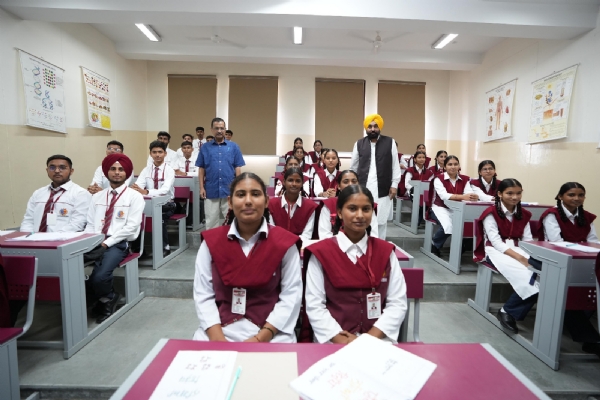 पंजाब के मुख्यमंत्री भगवंत मान व अरविंद केजरीवाल स्कूलाें में नशाें के विरूद्ध जागरूकता पाठयक्रम शुरू करते हुए