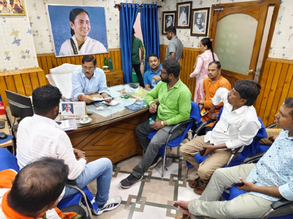 बांसबेरिया नगरपालिका के चेयरमैन से मुलाकात करता भाजपा प्रतिनिधिमंडल