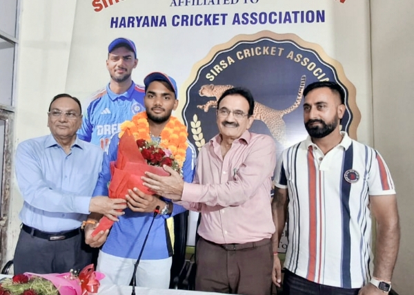 क्रिकेटर कनिष्क चौहान को सम्मानित करते सिरसा क्रिकेट एसोसिएशन के पदाधिकारी।