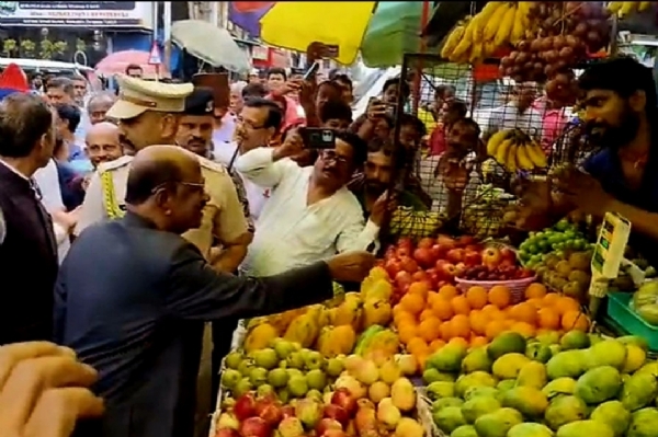सब्जी खरीदते राज्यपाल