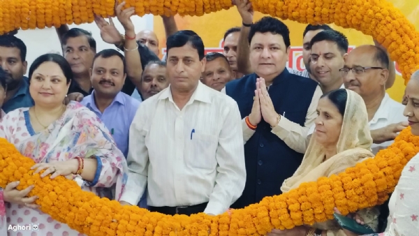 लोगों के साथ भाजपा नेता सुधीर शर्मा।