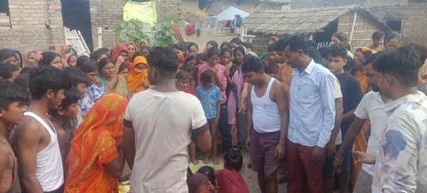 शव पहुंचने पर जुटे ग्रामीण