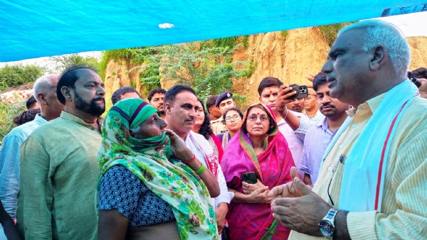 धााैलपुर में ग्ामीणााें से संवाद करते प्भाारी मंती।्र्र्र्