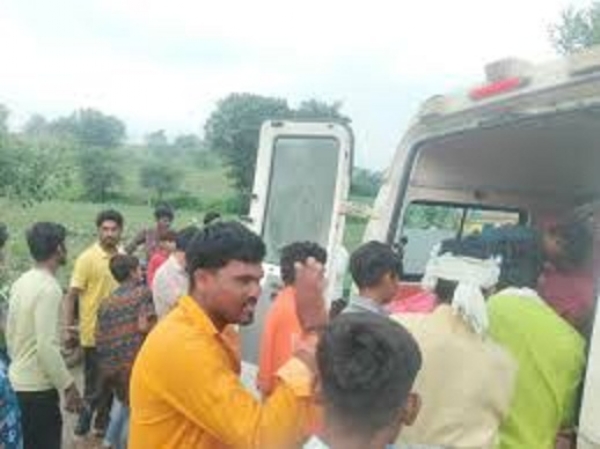 मजदूरों से भरे पिकअप वाहन को मारी टक्कर