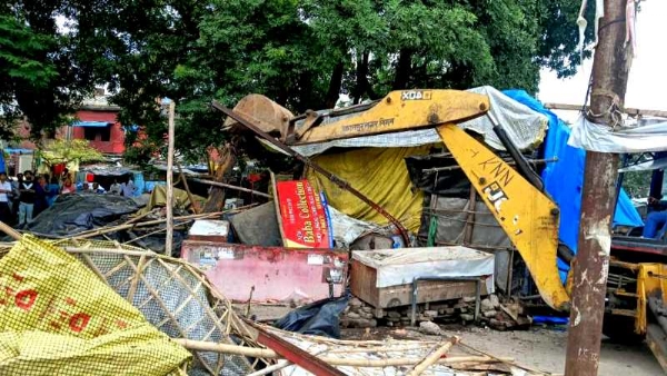 कानपुर में अवैध अतिक्रमण पर गरजा नगर निगम का बुलडोजर का छायाचित्र