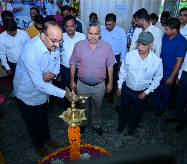 दीप जलाते उद्यान मंत्री दिनेश प्रताप सिंह