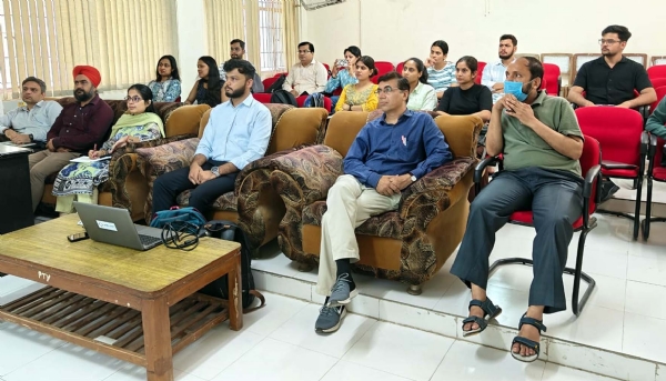 कार्यक्रम में उपस्थित अतिथिगण एवं विद्यार्थी।