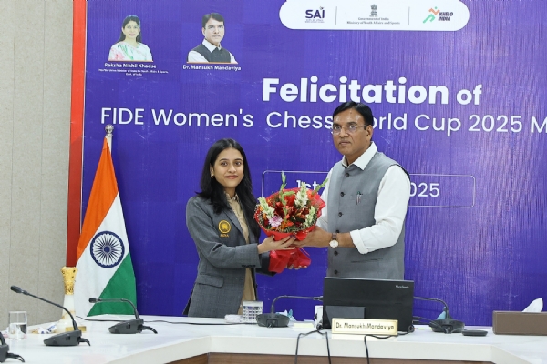 दिव्या देशमुख को सम्मानित करते केंद्रीय खेलमंत्री