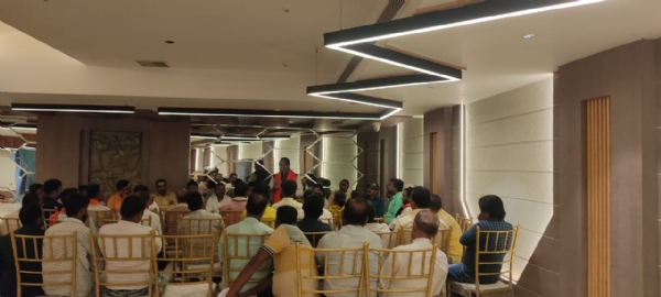 भाजपा कार्यकर्ताओं को संबोधित करते हुए भाजपा महानगर अध्यक्ष संजय गुप्ता