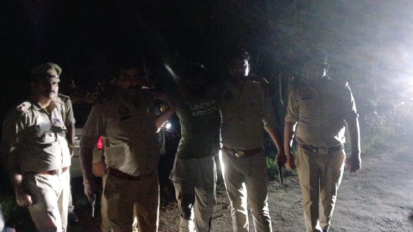 मुठभेड़ के बाद आरोपी को लेकर जाते पुलिस