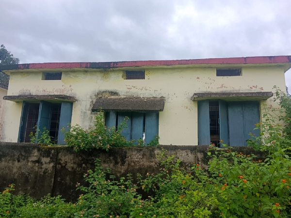 ब्लास्टिंग से  टूटी खिडकी्