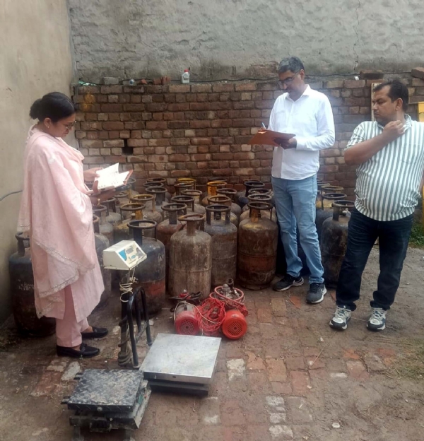 अवैध गैस सिलेंडर गोदाम पर जांच करते हुए सीएम फ्लाइंग इंचार्ज सुनैना व अन्य अधिकारी।
