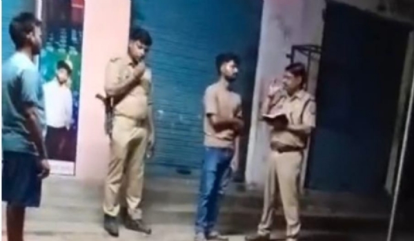 वक्रांगी संचालक प्रमोद पटेल से पूछताछ करते हुए पुलिस