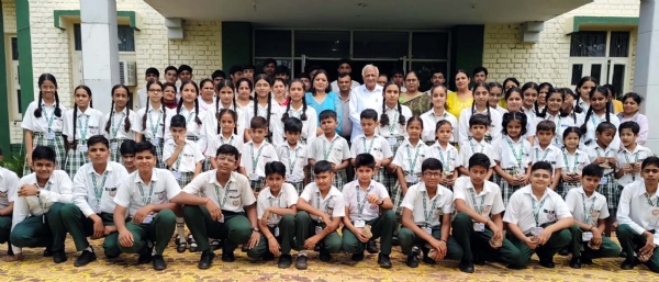 स्वामी सदानंद का जन्मदिन मनाते पदाधिकारी व छात्र।