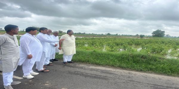 सिरसा: बरसाती पानी से डूबी फसलों का जेजेपी नेता अजय चौटाला ने लिया जायजा