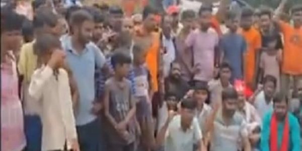 पटना जिले के जानीपुर थाना क्षेत्र में दो मासूम की हत्या के दूसरे दिन स्थानीय लोग ने किया विरोध प्रदर्शन