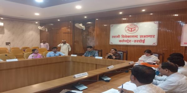 आम जनता का फोन उठायें एवं बिजली आपूर्ति में सुधार लायें : डा0 रोशन जैकब