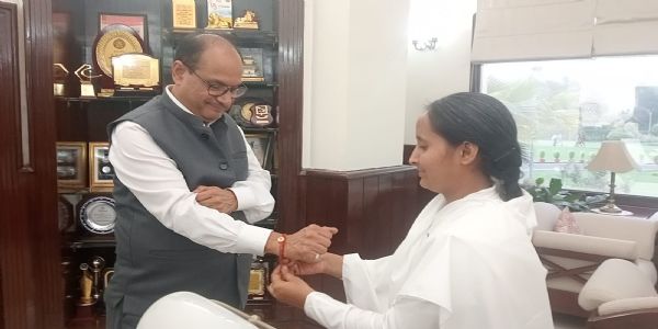 ब्रह्मा कुमारी बहनों ने आईआईटी निदेशक एवं विधायक को बांधी राखी