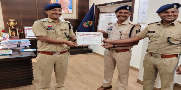 जांजगीर चांपा पुलिस ने उत्कृष्ट कार्य करने वाले 15 पुलिस कर्मियों को दिया प्रशस्ति पत्र