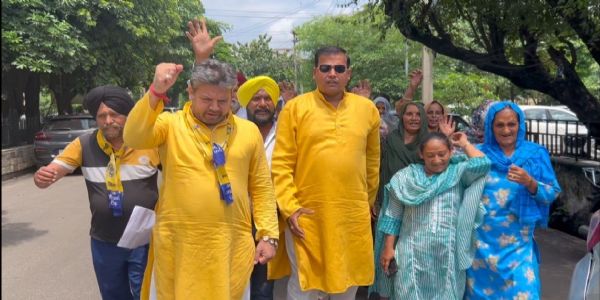 आम आदमी पार्टी ने मशीदी मोहल्ले के लोगों के साथ पीडब्ल्यूडी के खिलाफ जोरदार प्रदर्शन किया