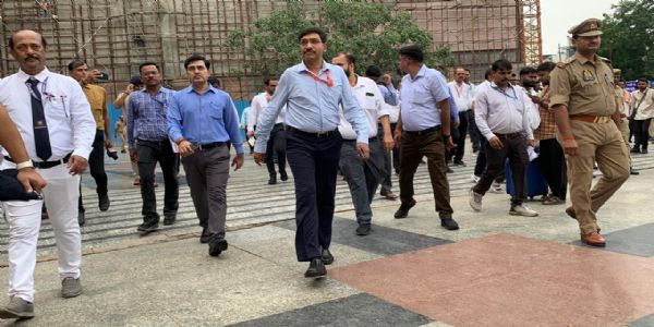 उत्तर रेलवे लखनऊ मंडल के डीआरएम ने वाराणसी जंक्शन का किया निरीक्षण