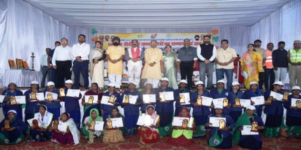बिल्हा की सफाई कर्मियों को उप मुख्यमंत्री अरुण साव ने किया सम्मानित