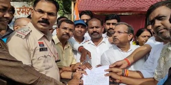 बलरामपुर : किसानों के खाद की किल्लत व केसीसी लोन नहीं मिलने से कांग्रेस ने धरना प्रदर्शन कर राज्यपाल के नाम सौंपा ज्ञापन