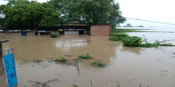 बाढ़ का कहरः यमुना-बेतवा के उफान से बरुआ गांव बना टापू