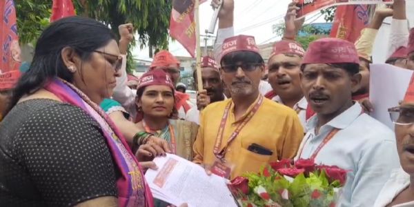 निषाद जाति को अनुसूचित वर्ग में शामिल करने की मांग, भाजपा विधायक को सौंपा ज्ञापन