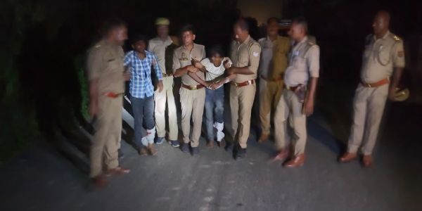 देवरिया : पुलिस मुठभेड़ में दो बदमाश गिरफ्तार, पैर में लगी गाेली