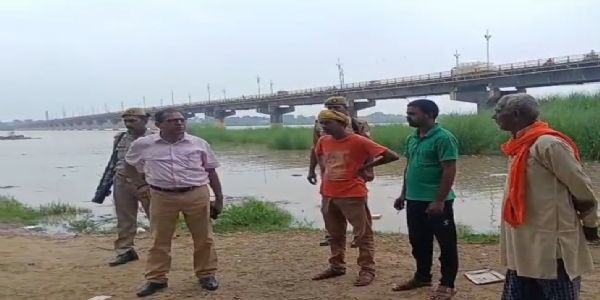 मीरजापुर में खतरे के करीब पहुंचा गंगा नदी का जलस्तर, प्रशासन अलर्ट पर