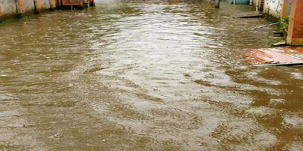 बरसात में खुली निकासी व्यवस्था की पोल, कृष्णानगर में नालियां ओवरफ्लो
