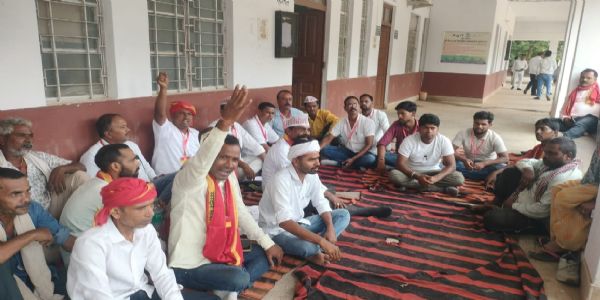 जमीन के लिए किसान बैठे आमरण अनशन पर, प्रशासन पर लगाया अनदेखी का आरोप