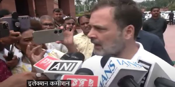 देश के खिलाफ काम कर रहा चुनाव आयोगः राहुल गांधी